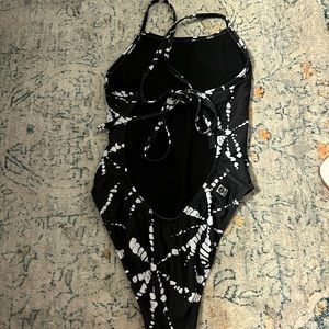 Jolyn “dayno 3” suit